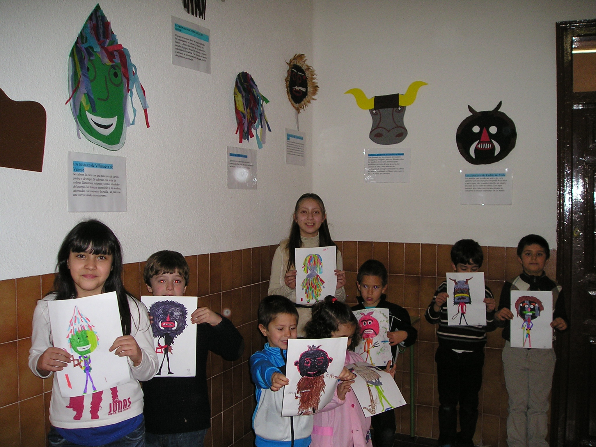 Fotos de máscaras y niños del taller
